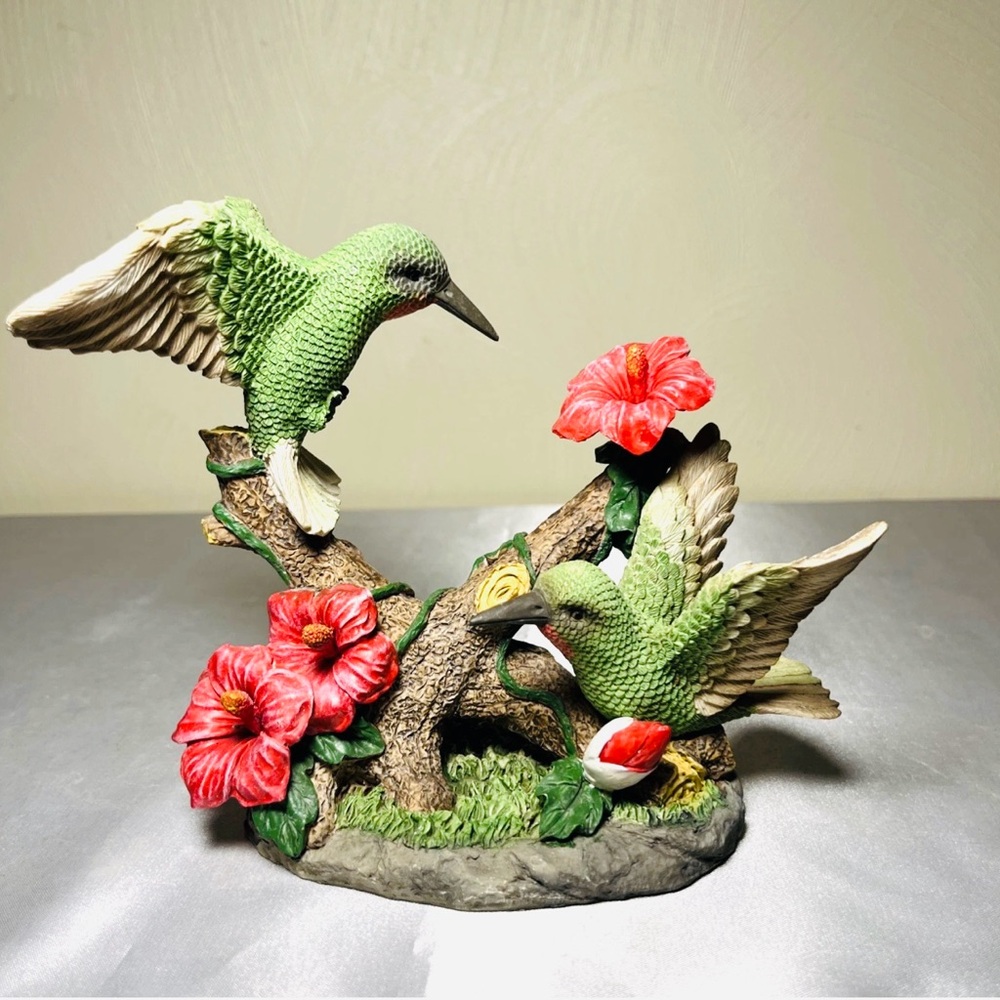 Vintage Ruby Throated Hummingbirds With Hibiscus Procelain  Figurine 6”x 6”